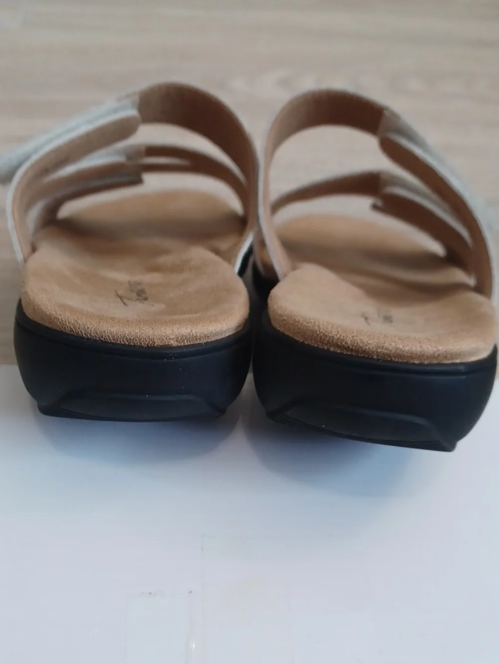 9W Trotters silver sandals. Slip on shoes with adjustable Velcro straps.